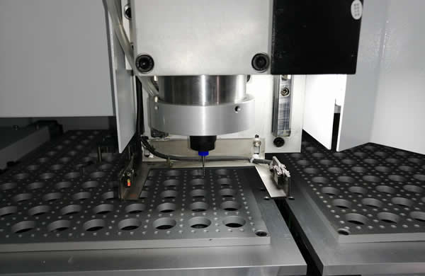 The machine is equipped with the broken milling cutter detection function on the spindle. 