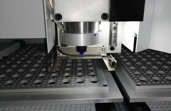 The machine is equipped with the broken milling cutter detection function on the spindle.