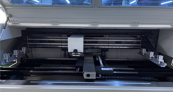 Arch bridge type suspending direct-connected scraper programmable printing head.